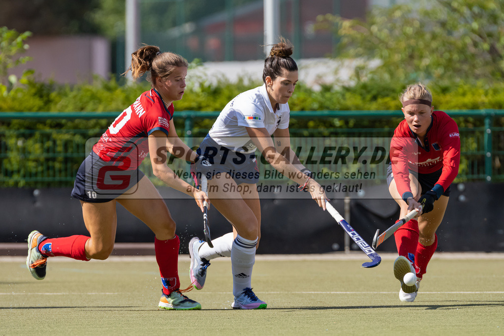 HK_20220903_109588 | 1. Bundesliga Damen Düsseldorfer HC - Berliner HC am 3.9.2022 DHC Düsseldorf, Düsseldorf , Agustina Albertarrio ( Düsseldorfer HC #9 ) , links Linnea Weidemann ( Berliner HC #10 ) rechts Judith Bock ( Berliner HC #5 )