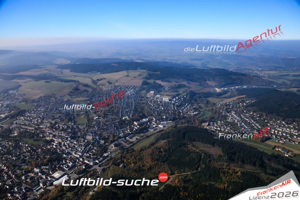 Die Luftaufnahme der Stadt Naila wurde vom UL-Flugzeug heraus erstellt ( keine Drohne )- hohe Auflösung für beste Qualität