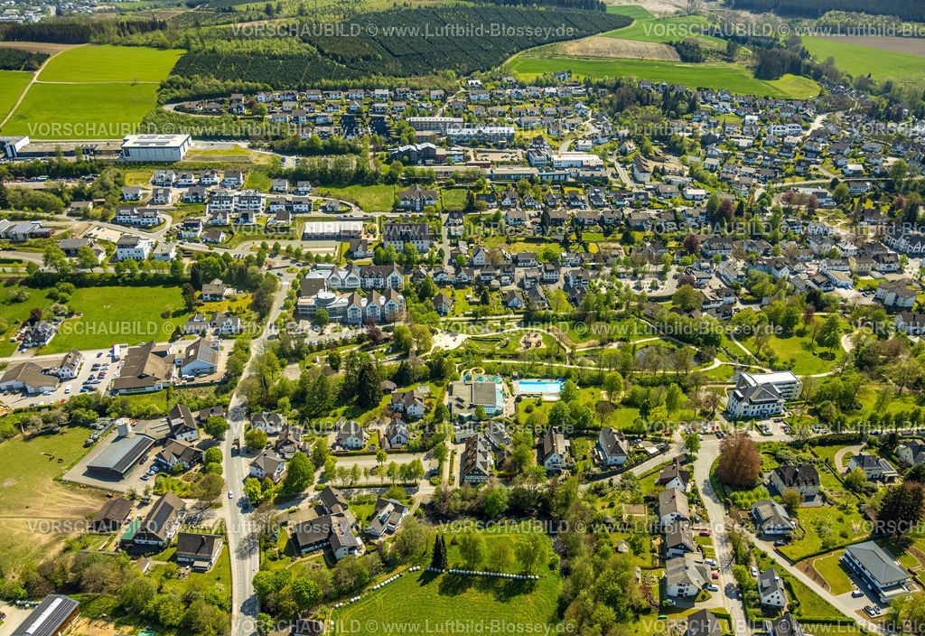 Eslohe240504898 | Luftbild, Wohngebiet Ortsansicht mit Kurpark und Esselbad, Neubau GEFU Küchenwerkzeuge, Freiwillige Feuerwehr der Gemeinde Eslohe, Kardinal-von-Galen-Schule und Störmanns Hof Seniorenheim, Niedereslohe, Eslohe, Sauerland, Nordrhein-Westfalen, Deutschland