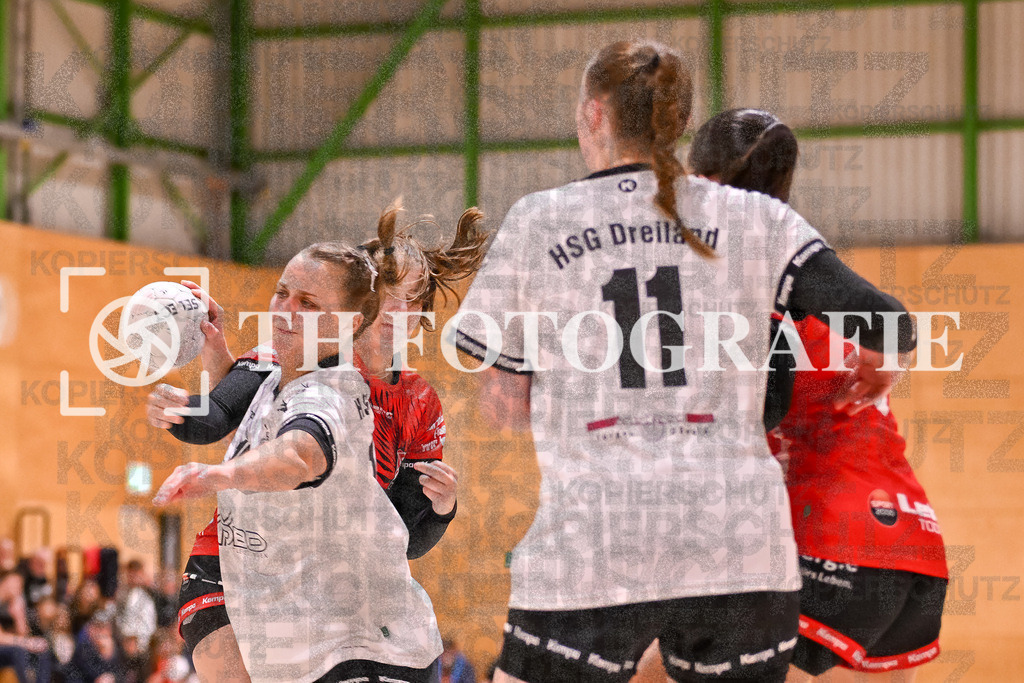 GER, SG Maulburg/Steinen - HSG Dreiland, Frauen-Handball, Oberliga Suedbaden, 3. Spieltag, Saison 2024/2025, 12.10.2024 | Jana Darius (HSG Dreiland, #17) beim Wurf und im Duellmit Miriam Wolpensinger (SG Maulburg/Steinen, #02)GER, SG Maulburg/Steinen - HSG Dreiland, Frauen-Handball, Oberliga Suedbaden, 3. Spieltag, Saison 2024/2025, 12.10.2024Foto: TH Fotografie/Thomas Hess