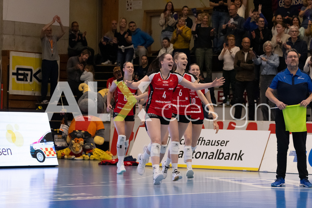Volleyball I Frauen I Saison 2025-2026 I Volleyball NLA | Women I 1/2 Finals I  VC Kanti Schaffhausen - Sm'Aesch Pfeffingen I 22.03.2026 | Jubel zum Sieg von VC Kanti Schaffhausen - Realisiert mit Pictrs.com