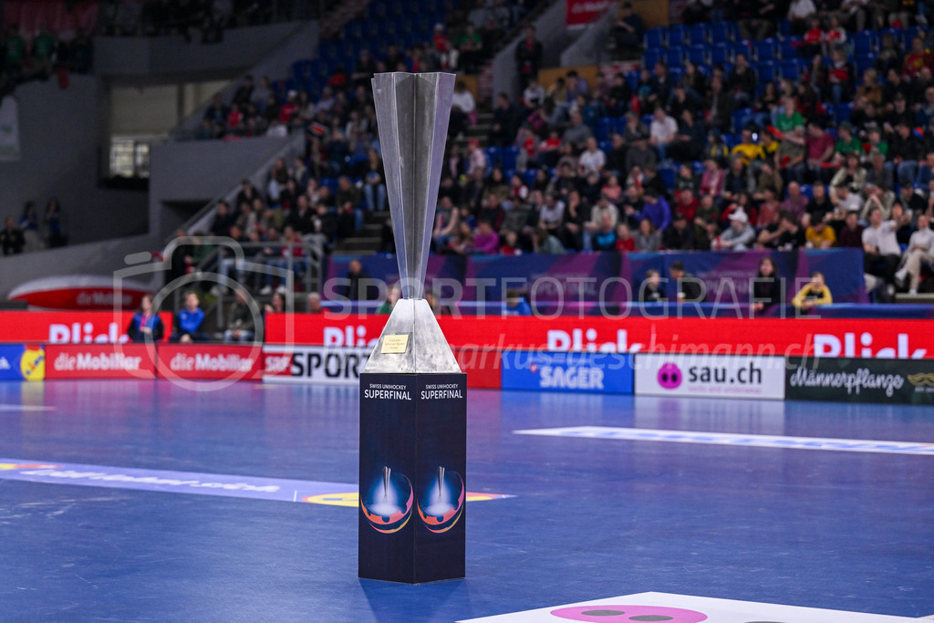 SV Wiler-Ersigen vs Floorball Köniz - 15. April 2023 | SV Wiler-Ersigen vs Floorball Köniz
Stimo Arena, Kloten
Der Meister-Pokal.
Bild: Sportfotografie Markus Aeschimann | www.markus-aeschimann.ch - Realisiert mit Pictrs.com