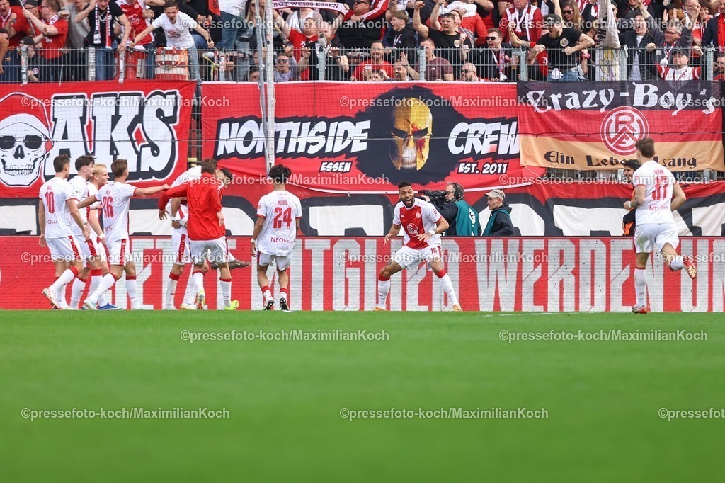 xKWIx11042601075 | 2026.04.11, xkwix, Fußball, 3.Liga, Rot-Weiss Essen -  FC Ingolstadt, Stadion an der Hafenstraße, 33.Spieltag, Saison 2025 / 2026: Tor zum 3:1 durch Klaus Gjasula (Rot-Weiss Essen #8) jubel der Mannschaft DFB regulations prohibit any use of photographs as image sequences and or quasi-video. Photo: xKamilxWilkowskixPressefotoKochx