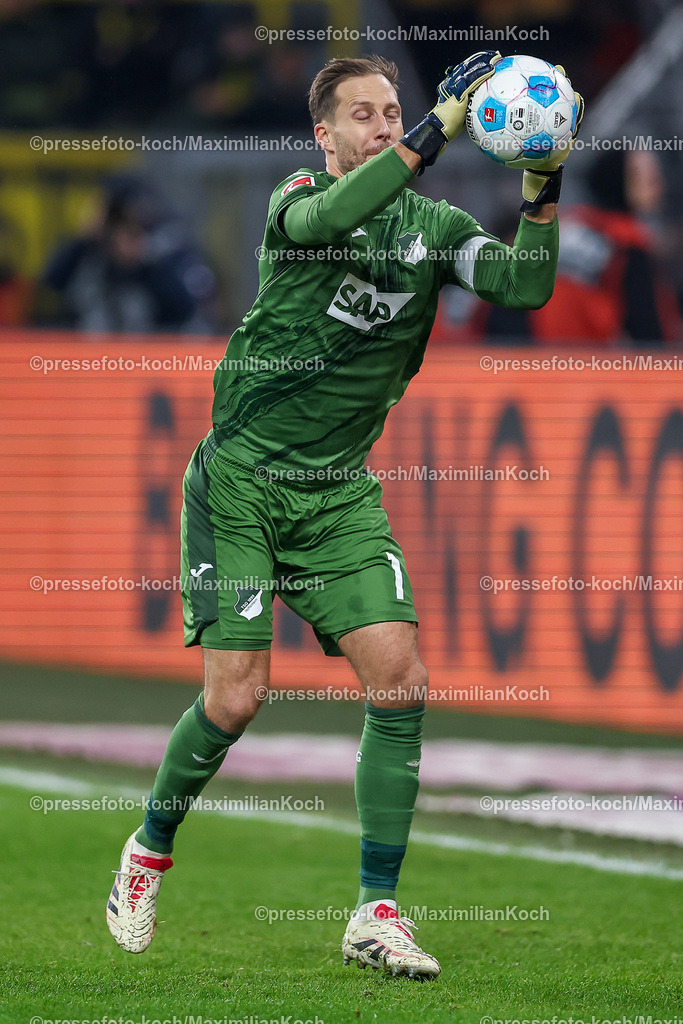 BVB15122402257 | 15.12.2024, Fußball, Borussia Dortmund - TSG 1899 Hoffenheim, 1. Fußball Bundesliga, 14. Spieltag, Signal Iduna Park, Saison 2024 2025: Torwart Oliver Baumann (Hoffenheim #1) fängt den BallDFB regulations prohibit any use of photographs as image sequences and or quasi-video.
