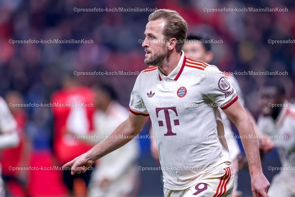 UCL11032501052 | 11.03.2025, Fußball, UEFA Champions League, Bayer 04 Leverkusen - FC Bayern München, Achtelfinale Rückspiel, BayArena, Saison 2024 2025: Torjubel nach dem 1:0 durch Torschütze Harry Kane (FC Bayern #9)DFB regulations prohibit any use of photographs as image sequences and or quasi-video.