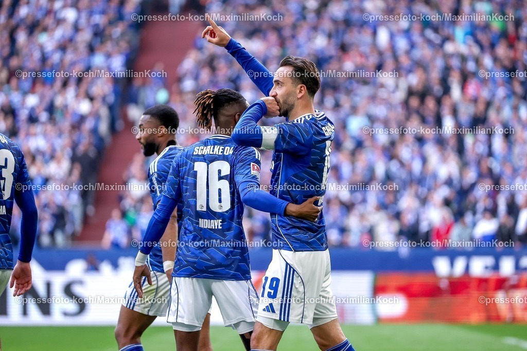 S0419042601016 | 19.04.2026, Fußball, FC Schalke 04 - SC Preußen Münster, 30. Spieltag, 2. Fußball Bundesliga, Veltins-Arena Gelsenkirchen, Saison 2025 2026: Torjubel nach dem Tor zum 1:0 durch Torschütze Kenan Karaman&nbsp;&nbsp;(Schalke04 #19)  DFB regulations prohibit any use of photographs as image sequences and or quasi-video.