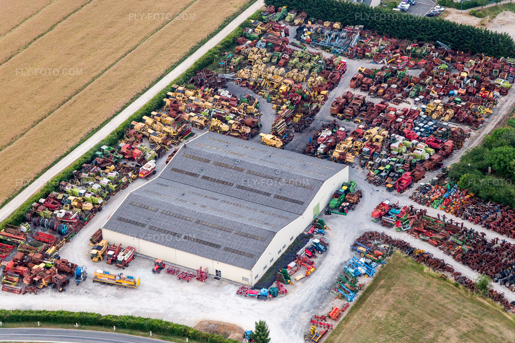Aerial view: View of the town in Talcy in the state Loir et Cher, France. – Photo: IMG_101268.jpg taken on 06/25/2017 by Werner Riehm/FLY-FOTO.com – Resolution of the original: 5095 x 3397 px