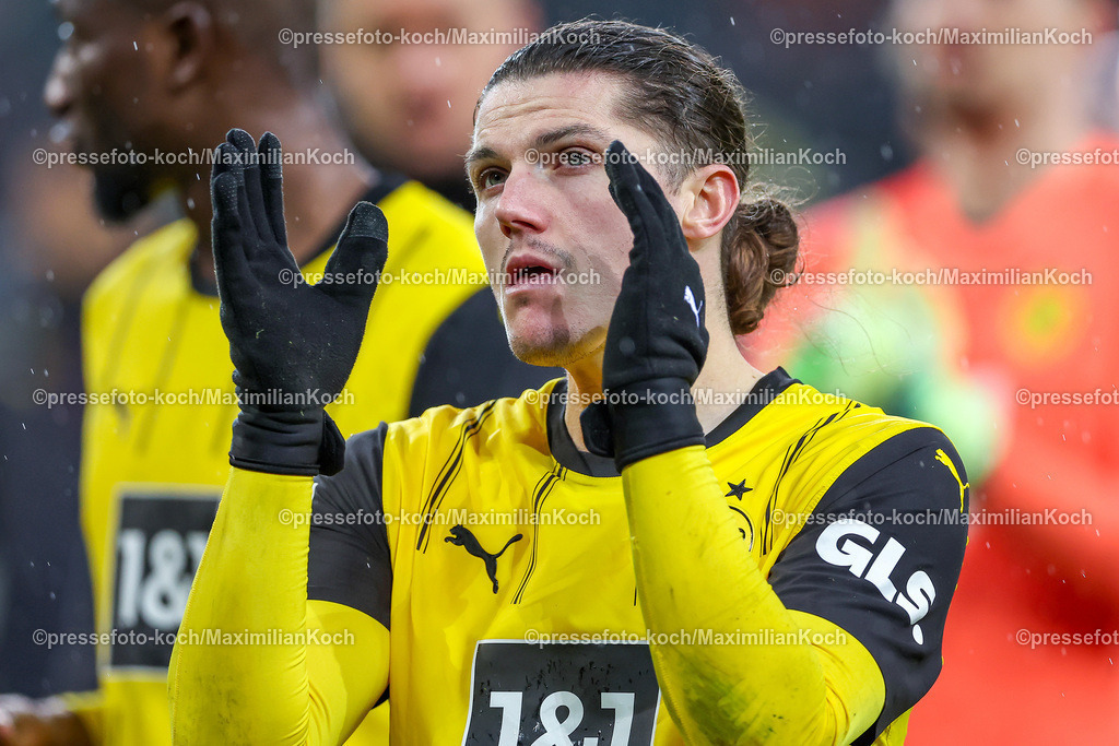 BMG07122401154 | 07.12.2024, Fußball, Borussia Mönchengladbach - Borussia Dortmund, 1. Fußball Bundesliga, Borussia-Park, Saison 2024 2025: Enttäuschung - Enttäuschte Gesichter bei den Spielern vom BVB nach dem 1:1 Unentschieden. Marcel Sabitzer (BVB #20) steht unzufrieden im Regen DFB regulations prohibit any use of photographs as image sequences and or quasi-video.