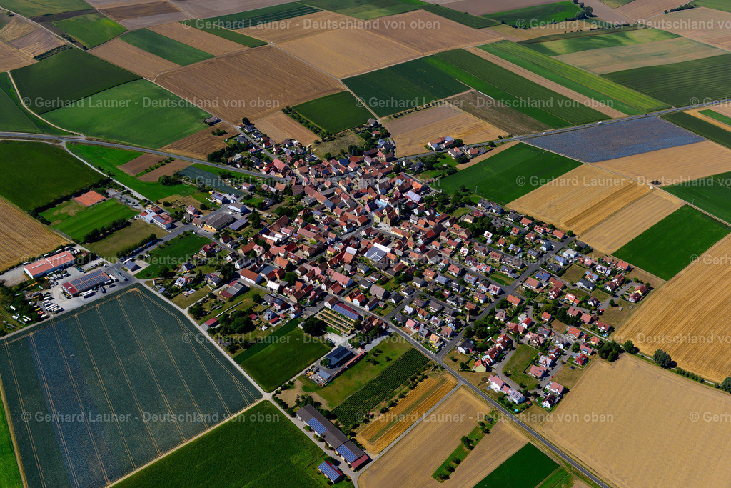 3650234 | OPFERBAUM 31.08.2016 Landwirtschaftliche Nutzflächen und Feldgrenzen  umsäumen das Siedlungsgebiet des Dorfes in Opferbaum im Bundesland Bayern, Deutschland // Agricultural land and field boundaries surround the settlement area of the village  in Opferbaum in the state Bavaria, Germany Foto: Gerhard Launer
