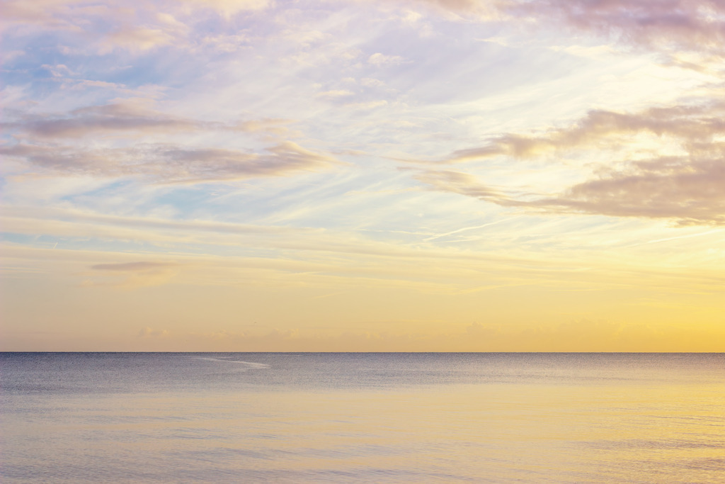 Wandbild: Küstentraum – Pastellfarbene Stille | Holen Sie sich die poetische Ruhe eines erwachenden Morgens an der Ostsee nach Hause. Dieses Wandbild besticht durch seine zarten Pastelltöne und die fast malerische Lichtstimmung. Der sanfte Übergang zwischen dem hellen Wolkenspiel und der spiegelglatten Wasseroberfläche schafft eine Atmosphäre von vollkommener Harmonie und Weite. Ein minimalistisches und elegantes Kunstwerk, das durch seine unaufdringliche Schönheit überzeugt und jeden Raum in einen Ort der Gelassenheit verwandelt. - Realisiert mit Pictrs.com