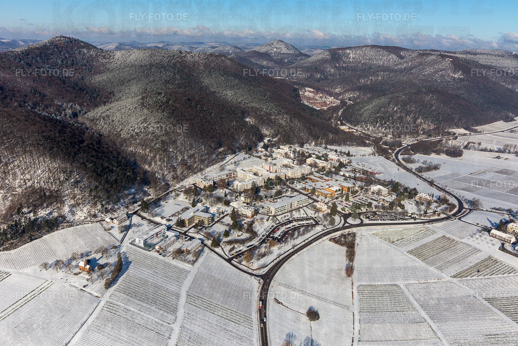 Winterlich schneebedeckte Klinikgelände des Krankenhauses Klinik für Kinder-/Jugendpsychiatrie und -psychotherapie im Ortsteil Pfalzklinik Landeck | Luftbild: Winterlich schneebedeckte Klinikgelände des Krankenhauses Klinik für Kinder-/Jugendpsychiatrie und -psychotherapie im Ortsteil Pfalzklinik Landeck in Klingenmünster im Bundesland Rheinland-Pfalz in Deutschland. Foto: IMG_124434.jpg vom 11.02.2021 durch ©2025 Werner Riehm fly-foto.de/copyright - Realisiert mit Pictrs.com