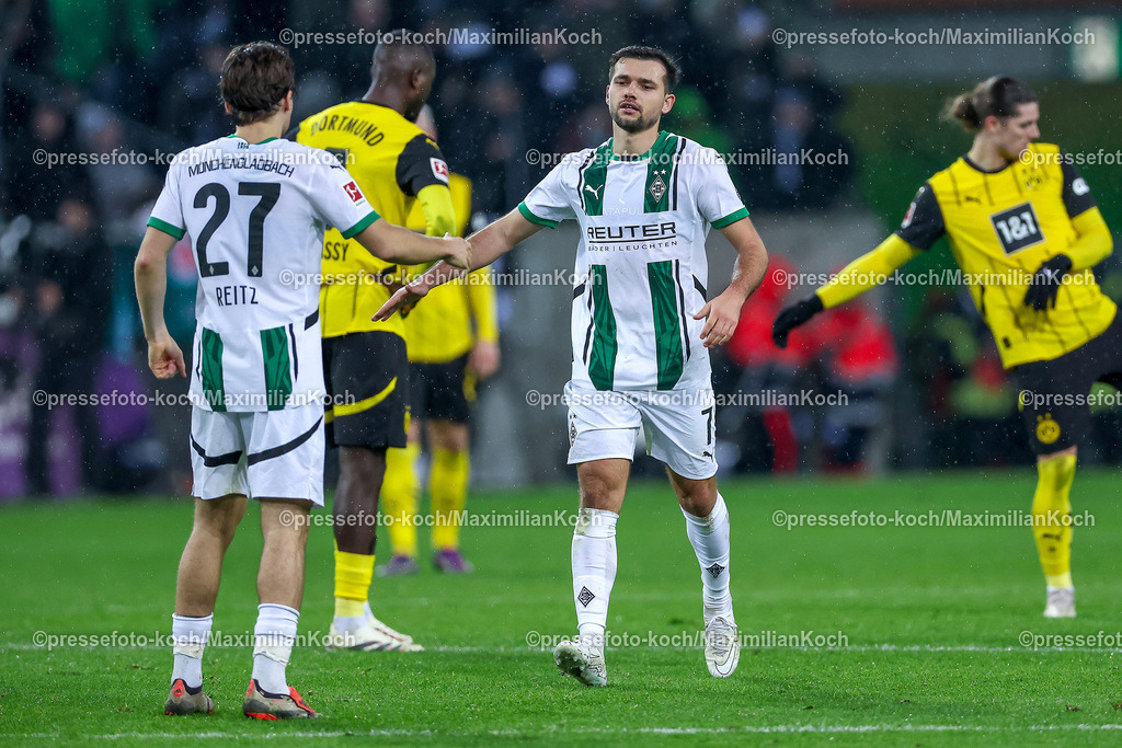 BMG07122401101 | 07.12.2024, Fußball, Borussia Mönchengladbach - Borussia Dortmund, 1. Fußball Bundesliga, Borussia-Park, Saison 2024 2025: Torjubel nach dem 1:1 durch Kevin Stöger (Mönchengl. #7) (Elfmeter Tor) zusammen mit Rocco Reitz (Mönchengl. #27)DFB regulations prohibit any use of photographs as image sequences and or quasi-video.