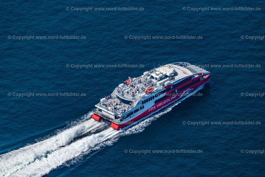 Helgoland_Halunderjet_ELS_1971250622 | HELGOLAND 25.06.2022 Fahrt des Fähr- Schiffes FRS Halunderjet über die Nordsee vor Helgoland im Bundesland Schleswig Holstein. // Journey of the ferry ship FRS Halunderjet over the North Sea off Heligoland in the state of Schleswig Holstein. Foto: Martin Elsen