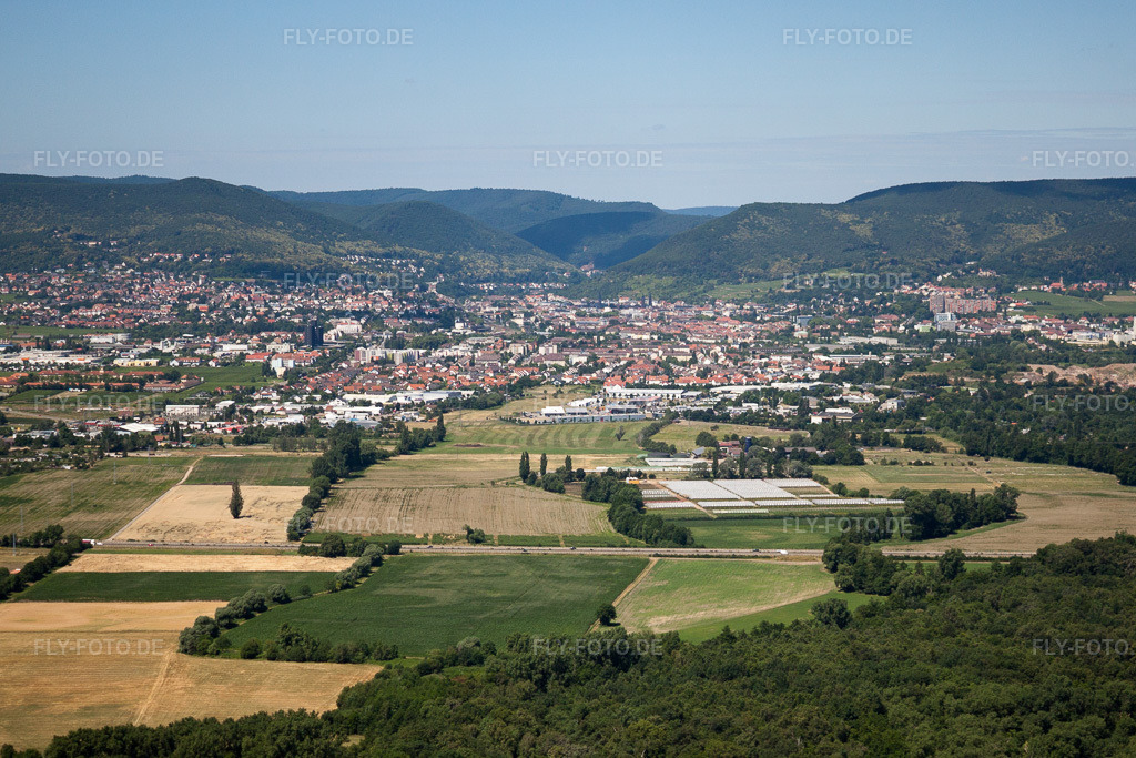 Luftbild: Ortsansicht von Osten in Neustadt an der Weinstraße im Bundesland Rheinland-Pfalz in Deutschland. Foto: IMG_30154.jpg vom 05.07.2010 durch Werner Riehm/FLY-FOTO.de