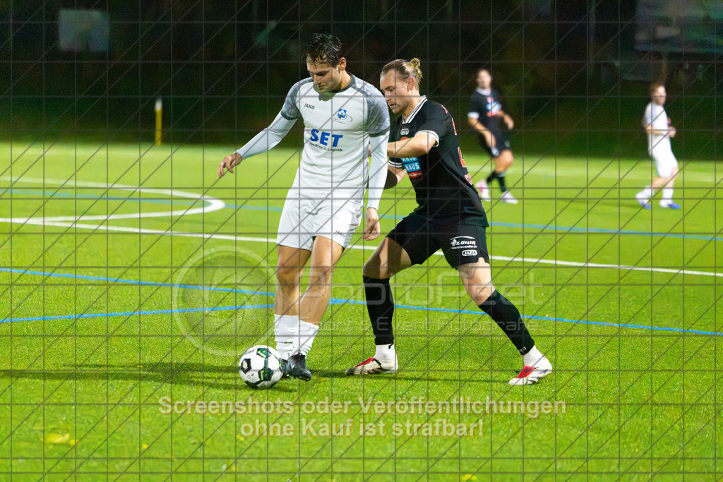 20261008_200634_0233_(c)_by_PhotoPeet | Lars Grünenwald (SV Ebersbach #32)TSV Eschenbach (weiß) vs. SV Ebersbach (schwarz), Fußball, Bezirkspokal der Herren, Saison 2026/2027, Kunstrasenplatz, Schlater Straße, 73107 Eschenbach, 08.10.2026 - 19:30 Uhr,Foto: PhotoPeet / Sport- &amp; Eventfotografie / Peter Harich