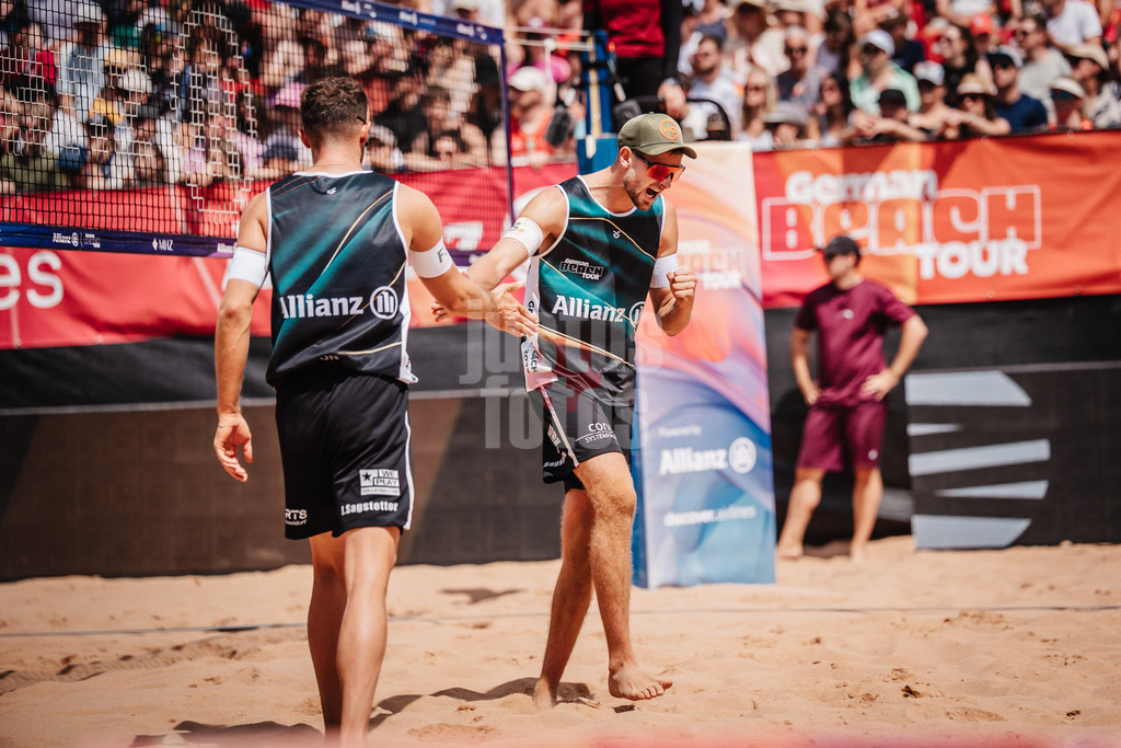 Beachvolleyball | Männer | Allianz German Beach Tour 2025 | Tourstop München | 13.07.2025 | v.l. Jonas Sagstetter und Benedikt Sagstetter jubeln