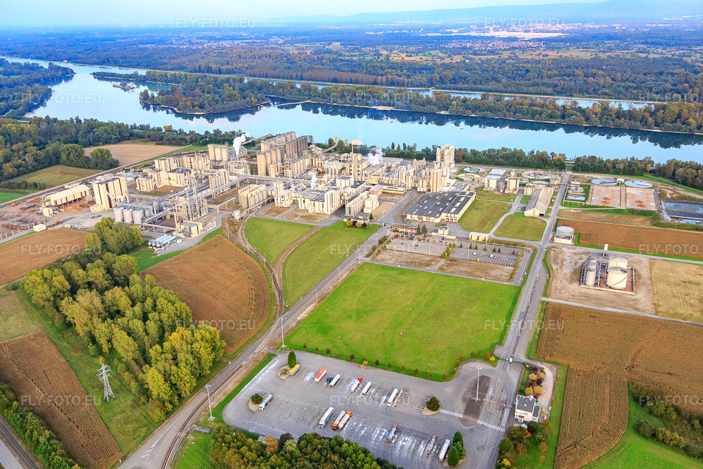 Vue aérienne: Usine chimique Roquette Frères au bord du lac de Beinheim à Beinheim dans le département Bas Rhin, France – .Photo: IMG_074450.jpg prise le 04/10/2014 par Werner Riehm/FLY-FOTO.eu – Résolution de l'original: 5264 x 3510 px – Roquette: Turning Nature’s Potential into Life’s Essentials