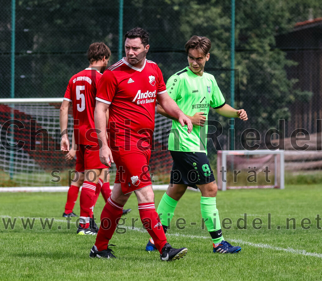 2023-09-03_010_TSV_Oberpframmern_II_gegen_TSV_Hohenbrunn_II | Oberpframmern, Deutschland, 03.09.2023:
Fußball, B-Klasse 2023 / 2024, 3. Spieltag, TSV Oberpframmern II gegen TSV Hohenbrunn II, Endergebnis: 0:2

Benjamin Hintze (TSV Oberpframmern, #3), Maik Barkic (TSV Hohenbrunn, #9)

Foto: Christian Riedel / fotografie-riedel.net