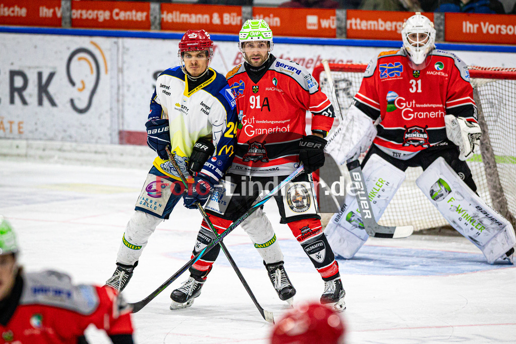 TSV Peißenberg MINERS gegen ERV Schweinfurt Mighty Dogs | Eishockey Bayernliga Herren Vorrunde 2024/25, TSV Peißenberg MINERS gegen ERV Schweinfurt Mighty Dogs, 20241220,Vor dem Tor,2024-12-20 in Peißenberg (Eisstadion Peißenberg)Alexander ASMUS (Mighty Dogs 24), Dominik EBENTHEUER (MINERS 91)Copyright: WolfgangxLindner foto-lindner.de