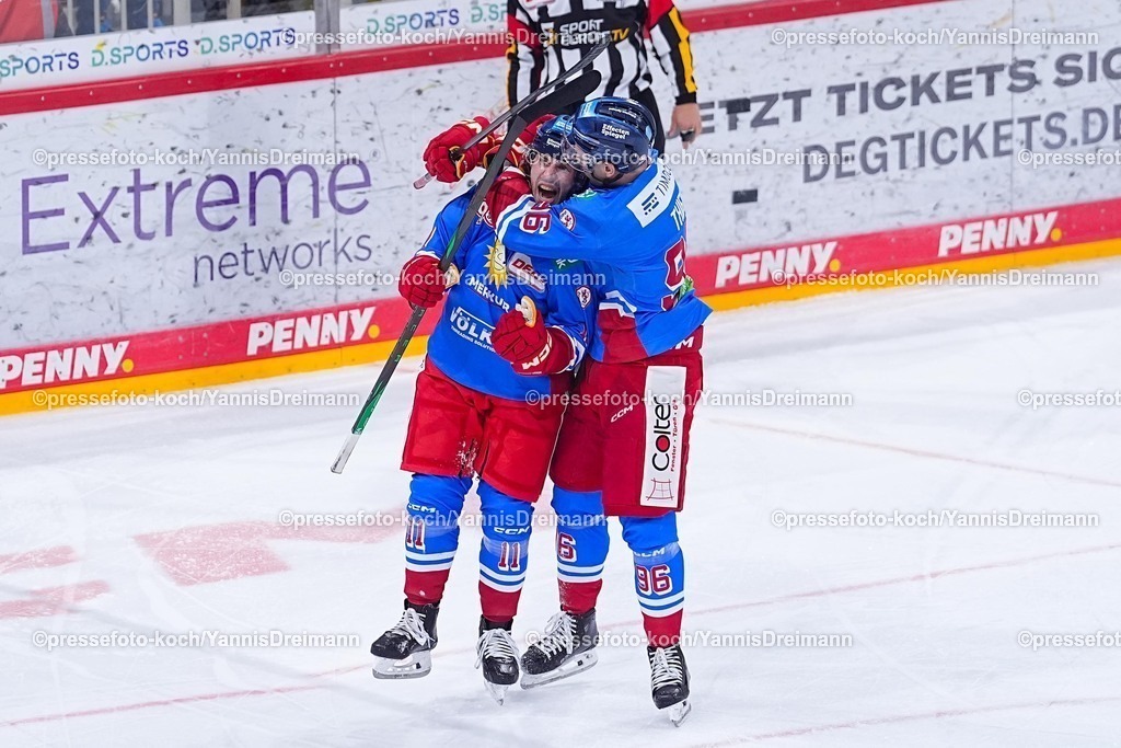 xYDRx30112501033 | 30.11.2025, xydrx, Eishockey, DEL2, Düsseldorfer EG - Krefeld Pinguine, PSD Bank Dome Düsseldorf: Torjubel nach dem Tor zum 2:5 für die Düsseldorfer EG durch Torschütze Luca Tosto (Düsseldorfer EG #11) zusammen mit Simon Thiel (Düsseldorfer EG #96)Photo: xYannisxDreimannxPressefotoKochx