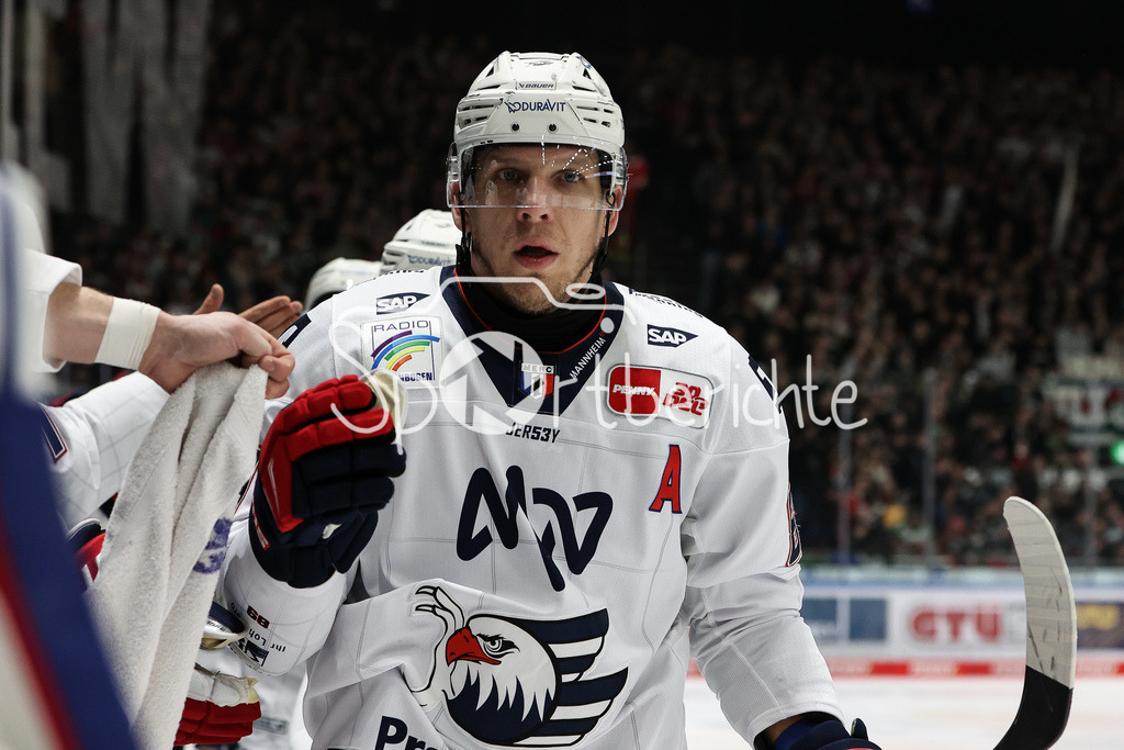 Augsburger Panther - Adler Mannheim | Jubel der Adler nach dem Treffer zum 0-3 durch David WOLF (MAN #89) / Freude / Tor / Torschuetze
