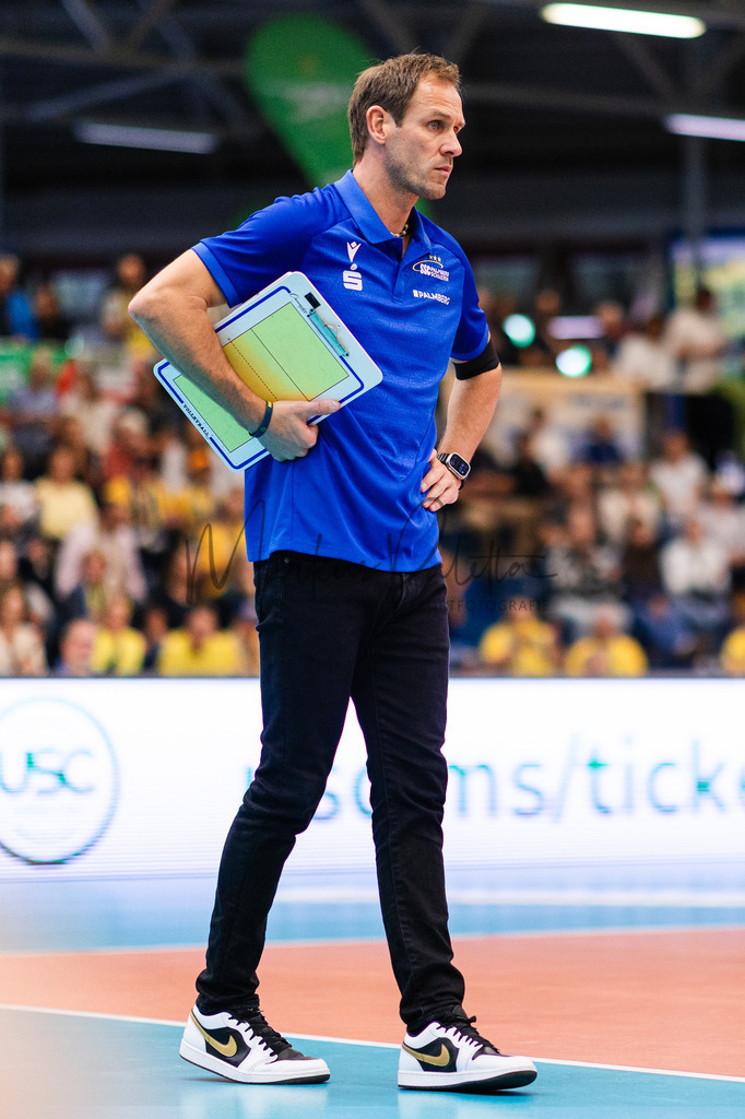 Volleyball, 1. Bundesliga Frauen, Hauptrunde, 1. Spieltag, Saison 2025/2026: USC Münster - SSC Palmberg Schwerin | 1. Bundesliga Frauen, Hauptrunde, 1. Spieltag, Saison 2025/2026, USC Münster empfängt SSC Palmberg Schwerin in der Sporthalle Berg Fidel in Münster. Foto: sportfotografie.ms | Markus Paletta - Realisiert mit Pictrs.com