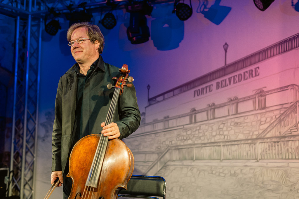 Jan Vogler | Jan Vogler spielt Bach im Forte Belvedere Leisnig zum Festival Hallo Leisnig 2022. - Realisiert mit Pictrs.com