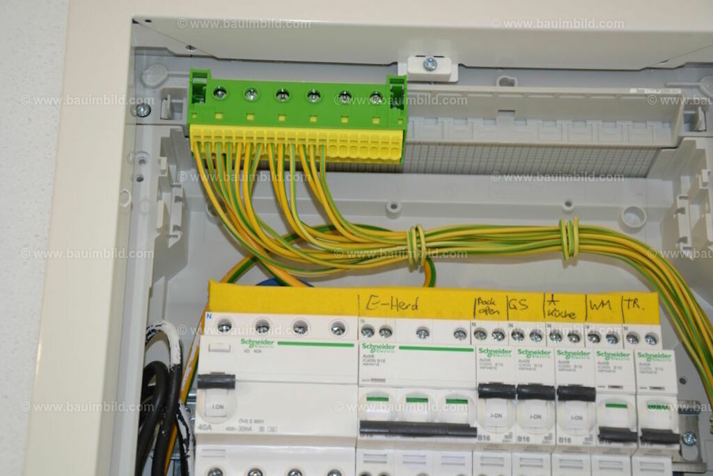 bib-lg17-elektroinstallation-0247 | Nach LV-Leistungsgruppen sortierte Detailfotos über den Bau eines Hauses. Alle Hausbau-Bilder direkt vom Urheber und Autor der Website Haus-Selber-Bauen.com