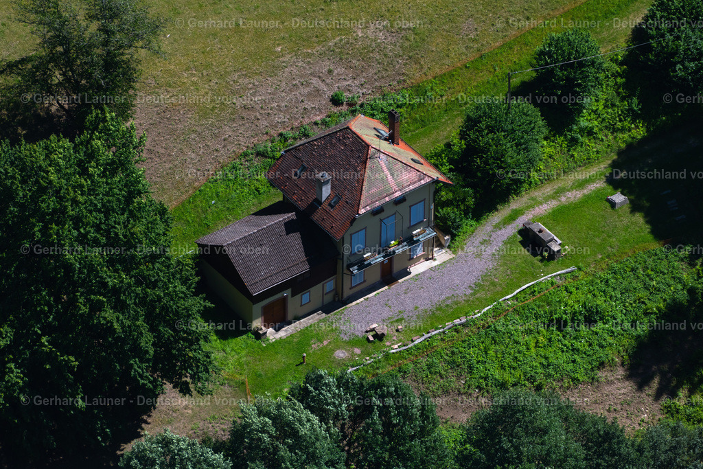 4033120 | FREIBURG IM BREISGAU 30.06.2020 Einfamilienhaus an der Straße Am Schlossberg im Ortsteil Neuburg in Freiburg im Breisgau im Bundesland Baden-Württemberg, Deutschland. // Single-family home on street Am Schlossberg in the district Neuburg in Freiburg im Breisgau in the state Baden-Wuerttemberg, Germany. Foto: Gerhard Launer