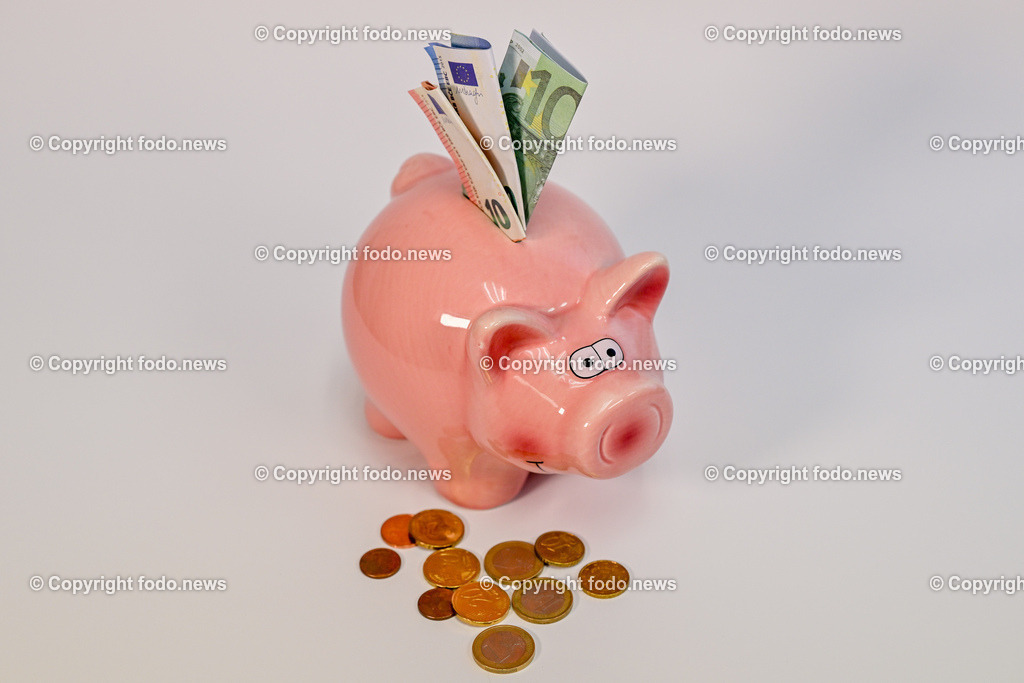 Sparschwein_ 21.12.2024-6 | 21.12.2024, Linz, AUT, Sparschwein, im Bild Themenbild, Sparschwein, Schwein, sparen, Geld, Euroscheine, Muenzen