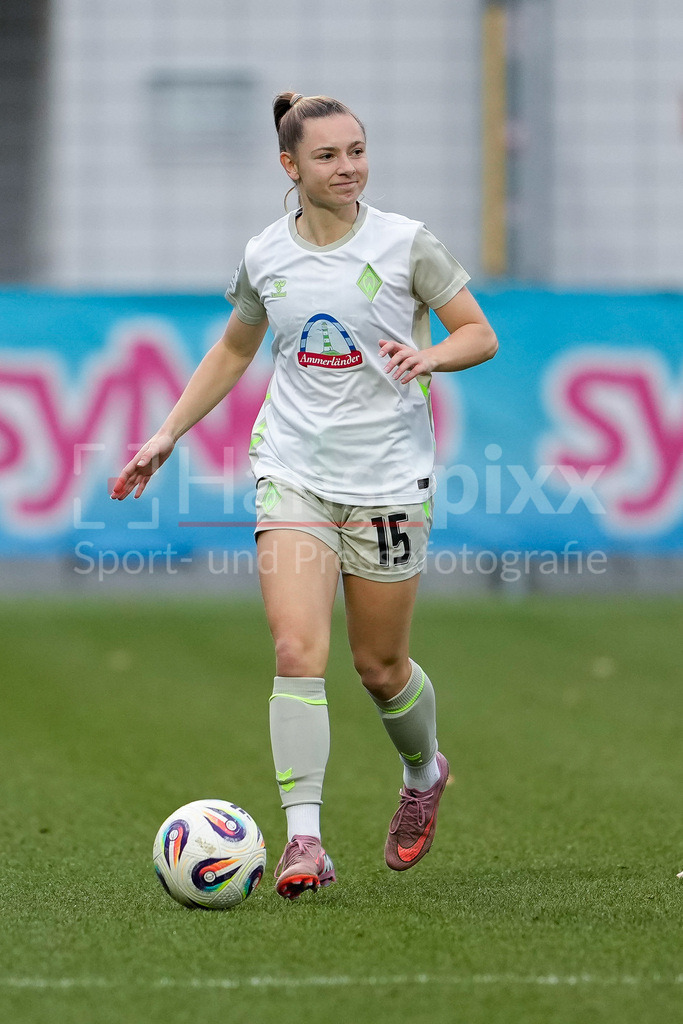 Fussball, Google Pixel Frauen-Bundesliga, TSG 1899 Hoffenheim - SV Werder Bremen | Michelle Weiß (Weiss, Werder, 15), am Ball, Freisteller, Ganzkörper, Einzelbild, Einzelfoto, Aktion, Action, 01.02.2026, Sinsheim (Hoffenheim)  (Deutschland), Fussball, Google Pixel Frauen-Bundesliga, TSG 1899 Hoffenheim - SV Werder Bremen, DFB/DFL REGULATIONS PROHIBIT ANY USE OF PHOTOGRAPHS AS IMAGE SEQUENCES AND/OR QUASI-VIDEO., DIE DFB-RICHTLINIEN UNTERSAGEN JEGLICHE NUTZUNG VON FOTOS ALS SEQUENZBILDER UND/ODER VIDEOÄHNLICHE FOTOSTRECKEN. DFB REGULATIONS PROHIBIT ANY USE OF PHOTOGRAPHS AS IMAGE SEQUENCES AND/OR QUASI-VIDEO.