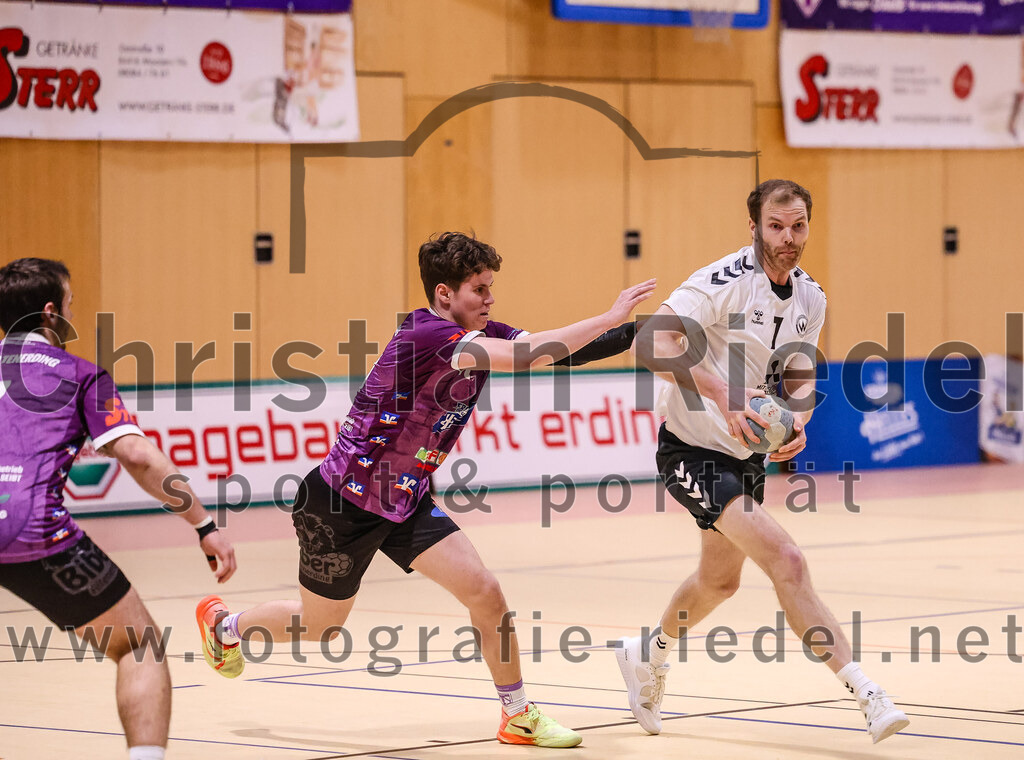 2025-02-15_030_SpVgg_Altenerding_gegen_SVW_Burghausen | Erding, Deutschland, 15.02.2025:Handball, Bezirksoberliga Männer 2024 / 2025, 16. Spieltag, SpVgg Altenerding gegen SVW Burghausen, Endergebnis: 32:31Tim Steininger (SpVgg Altenerding, #10), Martin Gizler (SVW Burghausen, #7)Foto: Christian Riedel / fotografie-riedel.net