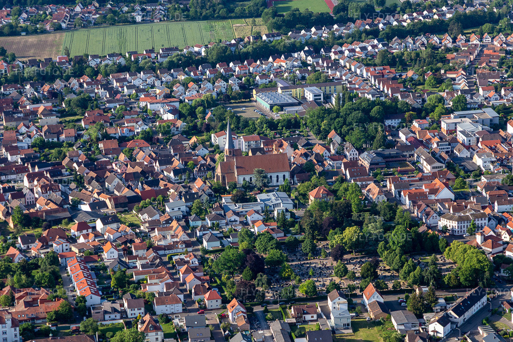 Luftbild: Kath. Kirche St. Maria Himmelfahrt Herxheim in Herxheim bei Landau im Bundesland Rheinland-Pfalz in Deutschland. Foto: IMG_132316.jpg vom 03.06.2022 durch Werner Riehm/FLY-FOTO.deOG Herxheim | OG Herxheim