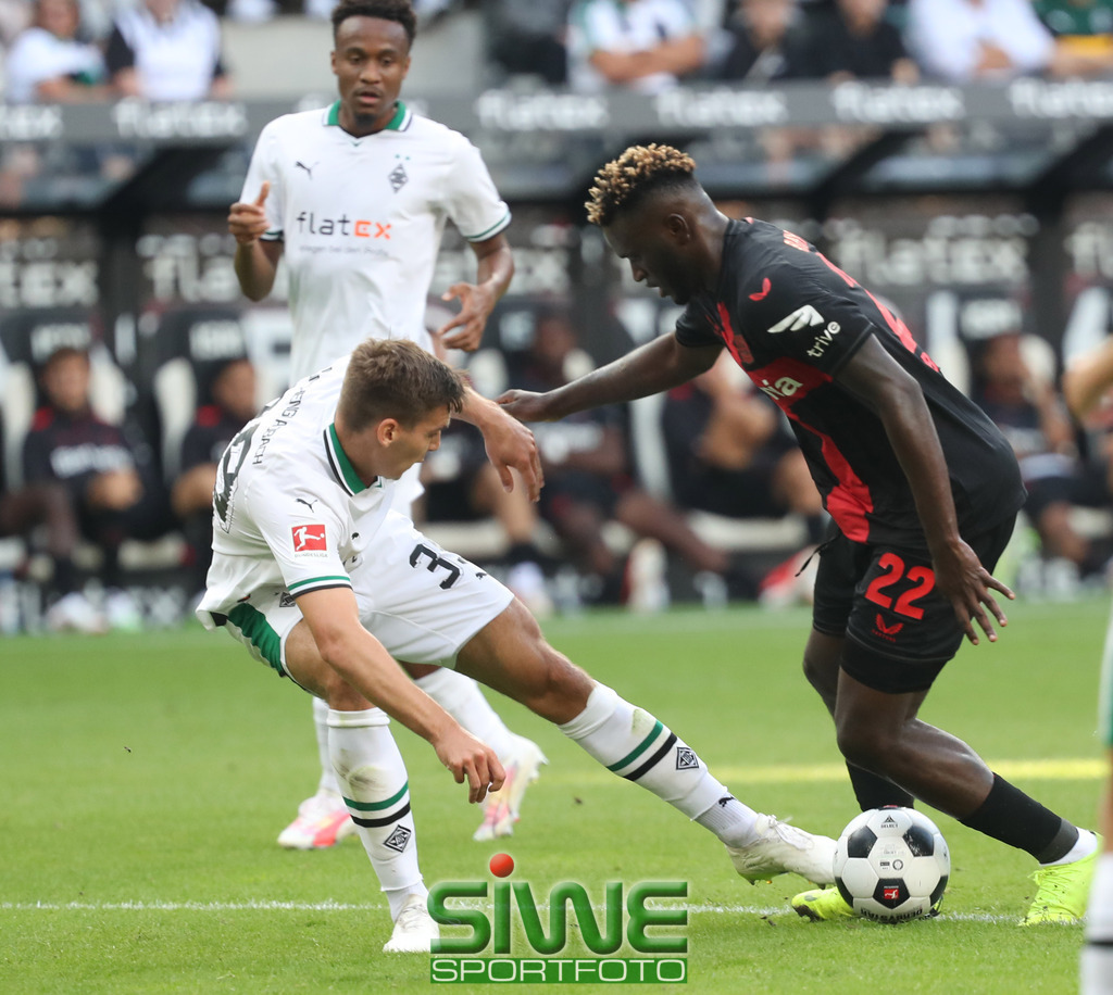 1.Fussball-Bundesliga  :  Borussia Mönchengladbach--Bayer 04 Leverkusen    2.Sptg. | 26.08.2023 Fussball,GER, Saison 2023/2024;         1.Bundesliga;   2. Spieltag;
VFL Borussia Mönchengladbach--Bayer 04 Leverkusen :   Maximilian Wöber (39/BMG) versucht Victor Boniface (22/B04)  den Ball wegzuspielen --es gelingt nicht.



DFL REGULATIONS PROHIBIT ANY USE OF PHOTOGRAPHS AS IMAGE SEQENCES AND/OR QUASI-VIDEO. - Realisiert mit Pictrs.com