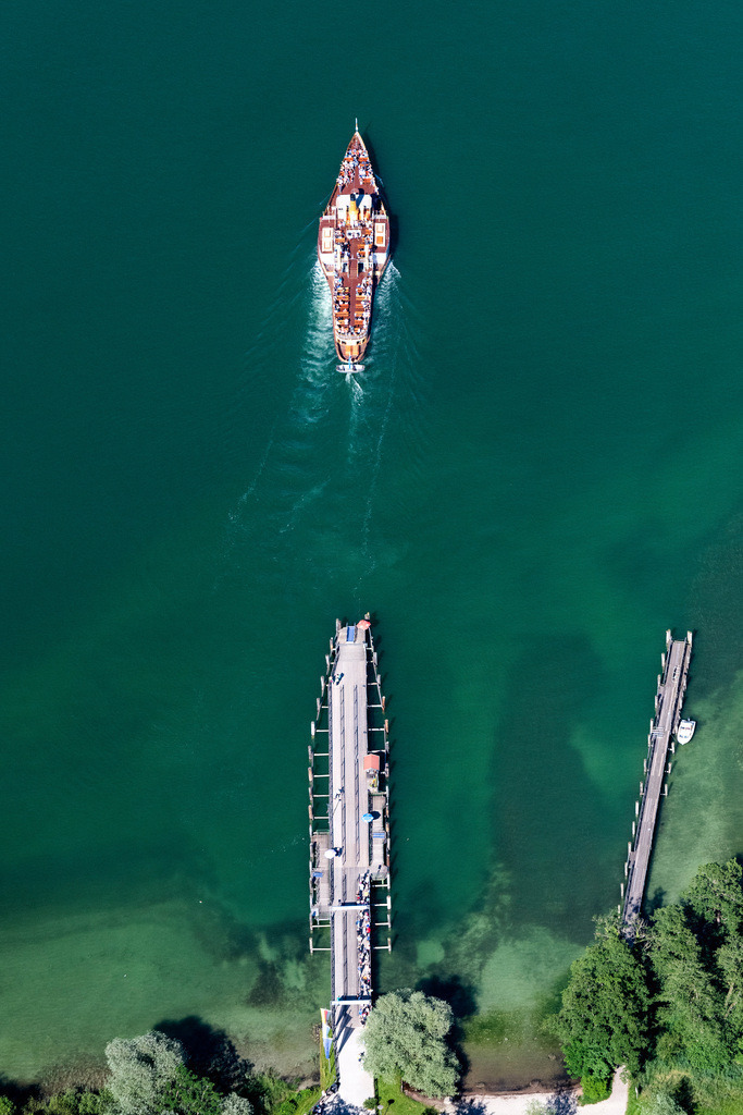 dr__0092723.jpg | CHIEMSEE 14.06.2022 Passagier- und Fahrgast- Schiff Raddampfer "Ludwig Fessler" am Anlegesteeg von Herrenchiemsee auf dem Chiemsee im Bundesland Bayern, Deutschland. 