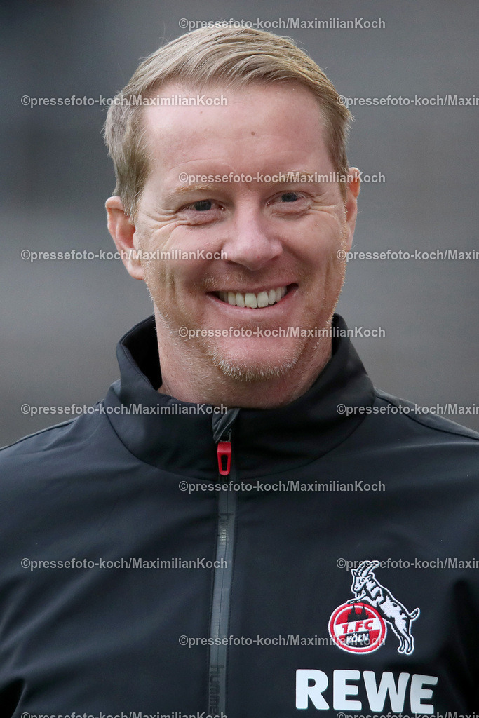 RWE06012401002 | 06.01.2024, Essen, Fußball, Herren, Stadion an der Hafenstraße, Testspiel, Rot-Weiss Essen – 1. FC Köln:  Cheftrainer Timo Schultz (1.FC Köln) hat gute Laune. 
DFB regulations prohibit any use of photographs as image sequences and or quasi-video.