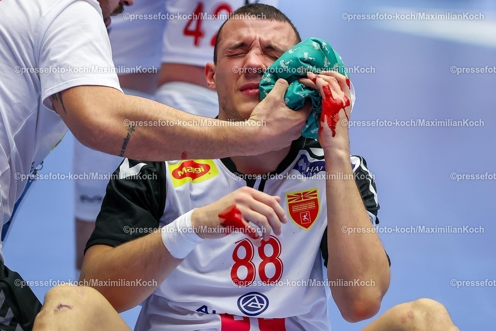 EHF20012601047 | 20.01.2026, Handball, Men's EHF EURO 2026, Nordmazedonien - Rumänien, Jyske Bank Boxen in Herning, Dänemark, Preliminary Round:  Pavle Atanasijevikj (North Macedonia #88) sitzt blutend verletzt mit Schmerzen auf dem Spielfeld und muss medizinisch versorgt werden.