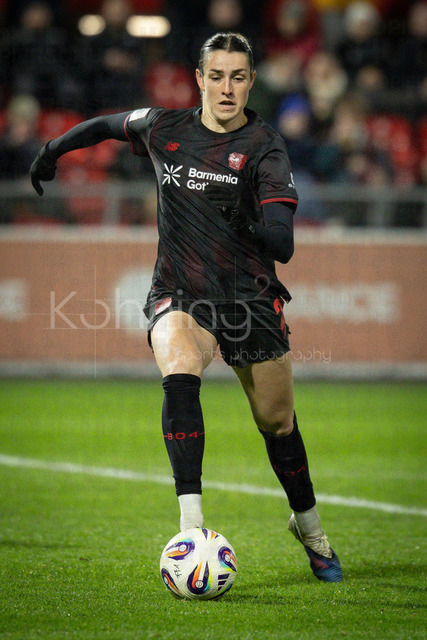 Frauen Fußball-Bundesliga; Bayer 04 Leverkusen - 1. FC Köln, 13.02.2026 | Selina Ostermeier (Bayer 04 Leverkusen, 2); Bayer 04 Leverkusen - 1. FC Köln an Spieltag 18 der Google Pixel Frauen-Bundesliga am 13.02.2026 im Ulrich-Haberland-Stadion in Leverkusen (Nordrhein-Westfalen). DFL REGULATIONS PROHIBIT ANY USE OF PHOTOGRAPHS AS IMAGE SEQUENCES AND/OR QUASI-VIDEO.