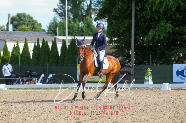 DKP43067 | Turnierfotos kaufen im Webshop von Daniel Kuhl Photography – entdecke professionelle Reitsportfotos aus Turnieren & Events. Hochwertige Turnierbilder online bestellen & sichern. Jetzt Fotos von Reitsportturnieren kaufen!