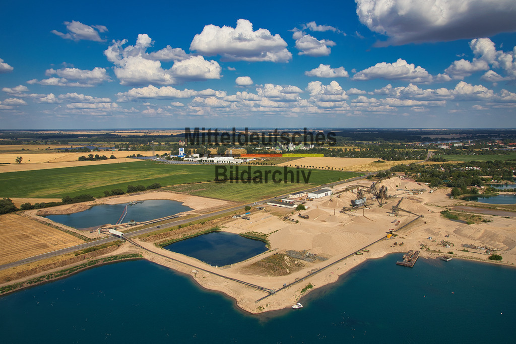Kieswerk_Hülskens_Barby_1869 | Professionelle Luftaufnahme eines Industrie- oder Gewerbestandortes in Sachsen-Anhalt. Die Aufnahme entstand bei einem Fotoflug mit dem Tragschrauber oder der Drohne und dokumentiert Unternehmen, Gewerbeflächen und wirtschaftliche Infrastruktur aus der Vogelperspektive. Das Luftbild steht für redaktionelle und kommerzielle Nutzungen sowie als hochwertiger Wanddruck zur Verfügung. - Realisiert mit Pictrs.com