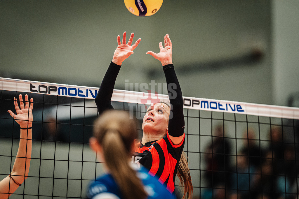 Volleyball | Frauen | Saison 2025/2026 | Volleyball Bundesliga | ETV Hamburger Volksbank Volleys vs. SSC Palmberg Schwerin | 17.01.2026 | Zuspiel von Kathleen Weiß (#13, ETV Hamburger Volksbank Volleys)