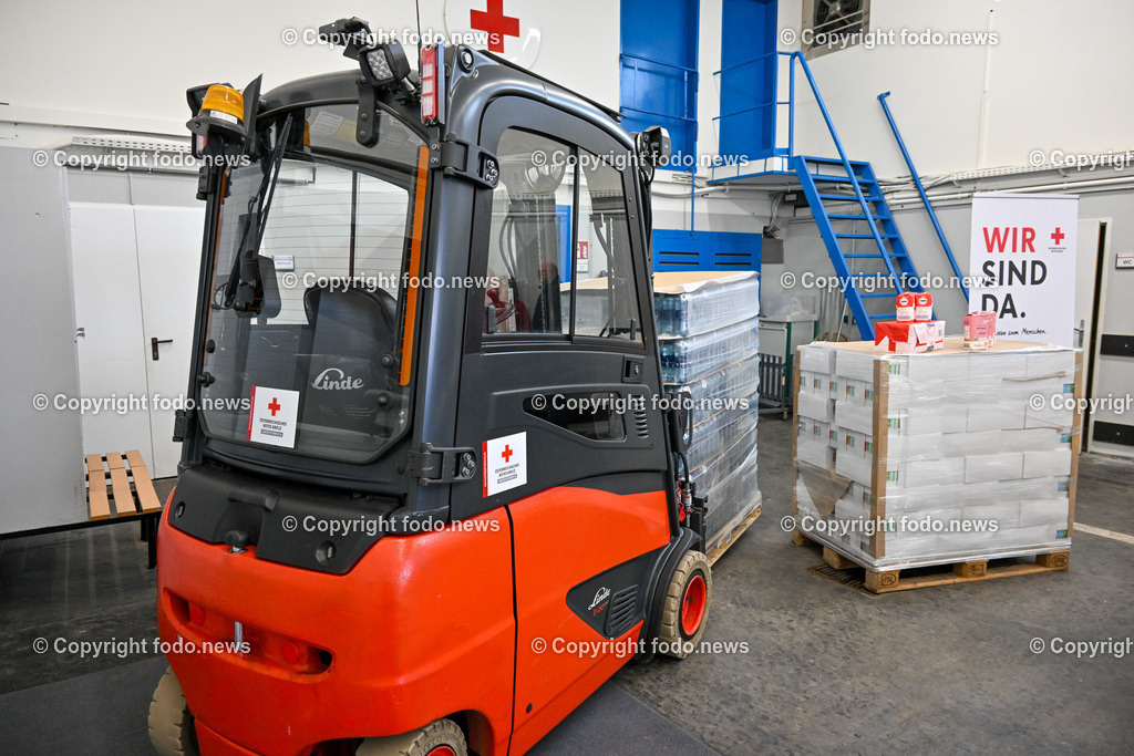 Pressekonferenz Land Ooe und Rotes Kreuz_ 15.12.2023-1 | 15.12.2023, Linz, Logistikzentrum Rotes Kreuz, AUT, Pressekonferenz Land Ooe und Rotes Kreuz, Praesentation Hilfspaket, Sozialmaerkte unterstuetzen, im Bild Waren im Rot Kreuz Logistikzentrum, Hilfspakete