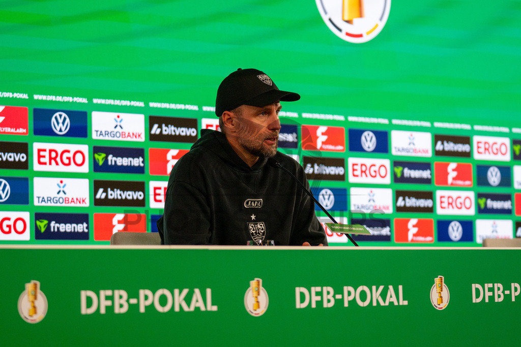 VfB Stuttgart vs. SC Freiburg, Fussball, DFB-Pokal, Halbfinale, 23.04.2026 | Sebastian Hoeness (Trainer VfB Stuttgart) bei der Pressekonferenz nach dem Einzug ins Pokalfinale,VfB Stuttgart vs. SC Freiburg, Fussball, DFB-Pokal, Halbfinale, 23.04.2026DFB regulations prohibit any use of photographs as image sequences and/or quasi-video