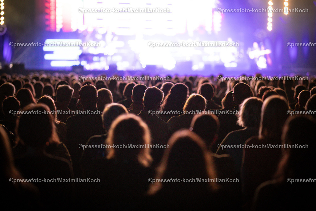 Due24052401068 | 24.05.2024, Düsseldorf, Mitsubishi Electric HALLE, Sänger Sasha (Sascha Röntgen-Schmitz) performt bei seinem Konzert - This Is My Time, Die Show - Symbolbild Feature Zuschauer Besucher Fans bei einem Konzertbesuch vor der Bühne