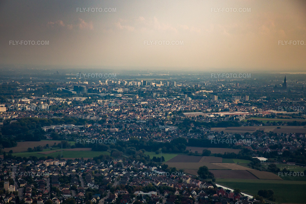 Aerial view: From the north in the district Contades Nord in Straßburg in the state Bas-Rhin, France.Photo: IMG_074124.jpg taken on 10/04/2014 by Werner Riehm/FLY-FOTO.comResolution of the original: 4931 x 3287 px