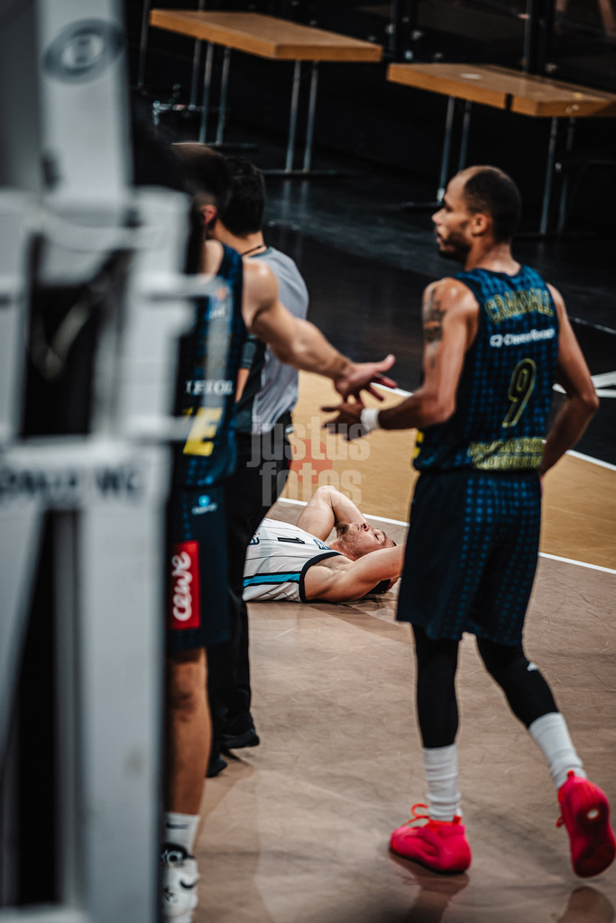 Basketball | Männer | Saison 2024/2025  | easyCredit Basketball Bundesliga | Testspiel | Veolia Towers Hamburg vs. EWE Baskets Oldenburg | 25.08.2024 | Brae Ivey (#1, Veolia Towers Hamburg) liegt am Boden und ärgert sich