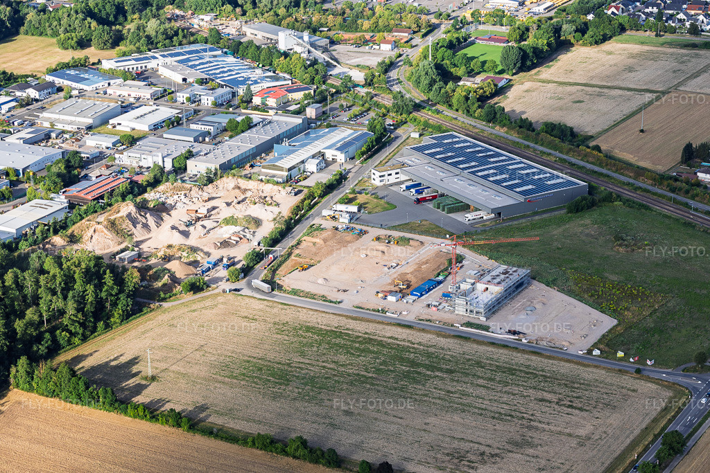 Luftbild: Baustelle für das neue Campus von X2E für Verwaltungs- und Produktionsgebäude in Rohrbach im Bundesland Rheinland-Pfalz in Deutschland. – Foto: IMG_158450.jpg vom 06.08.2026 durch Werner Riehm/FLY-FOTO.de – Auflösung des Originals: 5528 x 3685 px – X2E GmbH | Automotive Data Logging Solutions