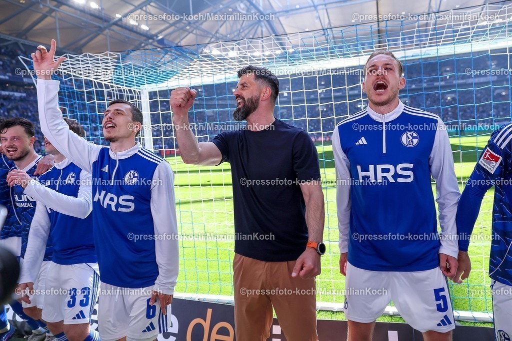 S0419042601069 | 19.04.2026, Fußball, FC Schalke 04 - SC Preußen Münster, 30. Spieltag, 2. Fußball Bundesliga, Veltins-Arena Gelsenkirchen, Saison 2025 2026: Cheftrainer Miron Muslic (Schalke04) jubelnd beim Abschlussjubel nach dem 4:1 Sieg zusammen mit der Mannschaft DFB regulations prohibit any use of photographs as image sequences and or quasi-video.