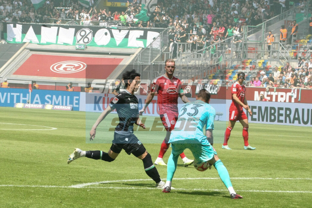 Fortuna Düsseldorf - Hannover 96 | Florian Kastenmeier vor Sei Murpya - © Sportfoto-Sale (MK) - Realisiert mit Pictrs.com
