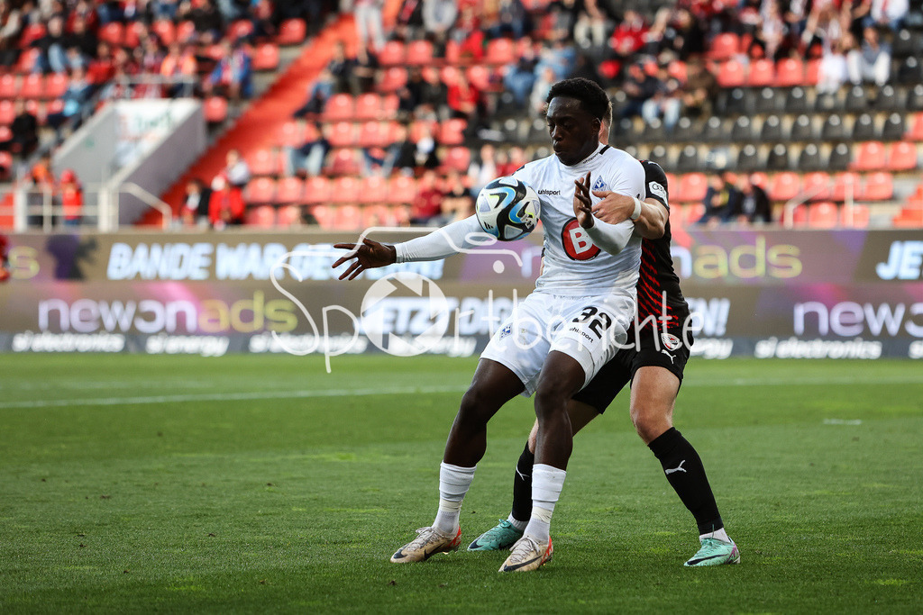 FC Ingolstadt - SV Waldhof Mannheim | Im Duell Kennedy Onyedika OKPALA (SVW #32) und Simon LORENZ (FCI #32) / Zweikampf